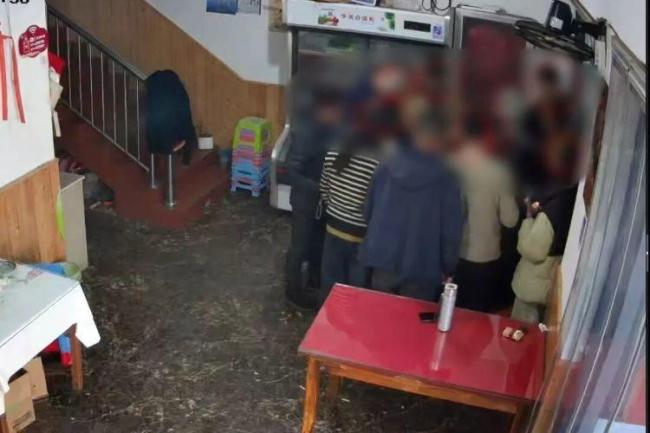 一家烧烤店里开设赌博窝点 警方精准捣毁