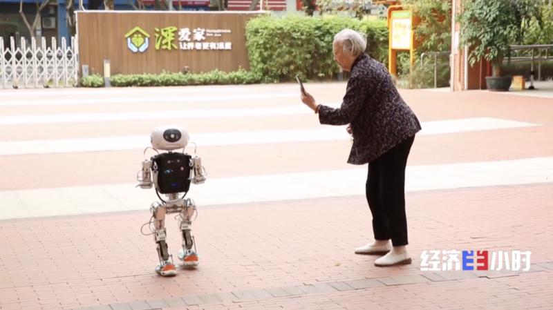 陪聊、助行、守护 养老机器人让照护更暖更智慧